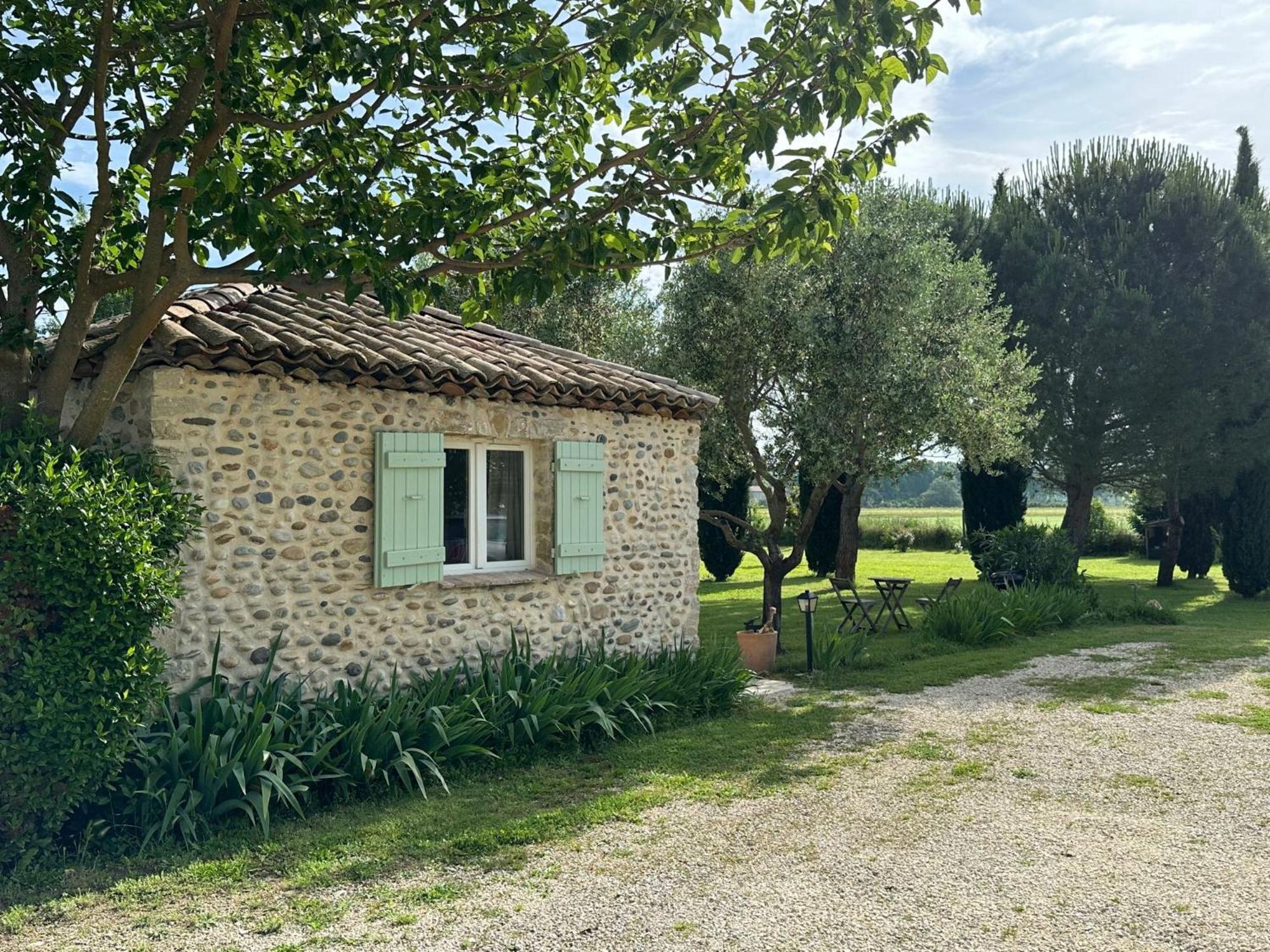 Châteauneuf-du-Rhône Maisonnette Independante Au Calme Dans Un Grand Jardin المظهر الخارجي الصورة