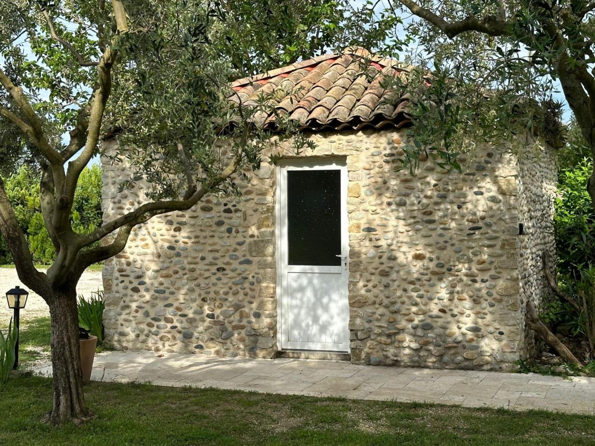 Châteauneuf-du-Rhône Maisonnette Independante Au Calme Dans Un Grand Jardin المظهر الخارجي الصورة